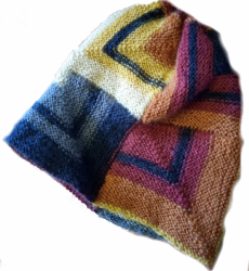 Pletená čepice z modulových čtverců bílo-hnědo-červeno-šedo-černá velikost univerzální