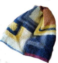 Pletená čepice z modulových čtverců bílo-hnědo-červeno-šedo-černá velikost univerzální