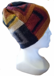 Pletená čepice z modulových čtverců bílo-hnědo-červeno-šedo-černá velikost univerzální