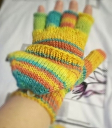 Bezprstové rukavice s klopou na prsty
Pokud byste měli zájem, kontaktujte mě na petra.fullsackova@volny.cz, cena jednoho páru je 350,- Kč